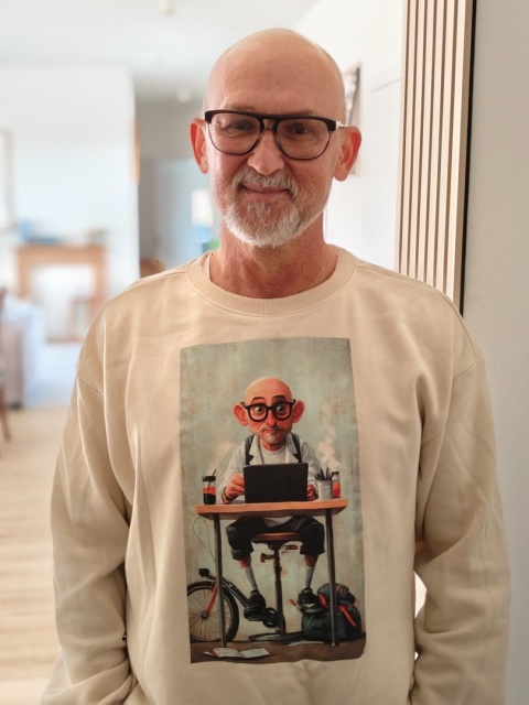 Mężczyzna prezentujący bluzę z indywidualną grafiką tworzoną na zamówienie – przykład personalizowanego nadruku