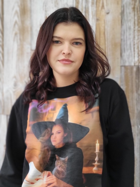 Bluza na prezent z grafiką na zamówienie – kobieta pokazuje przykład gotowego nadruku