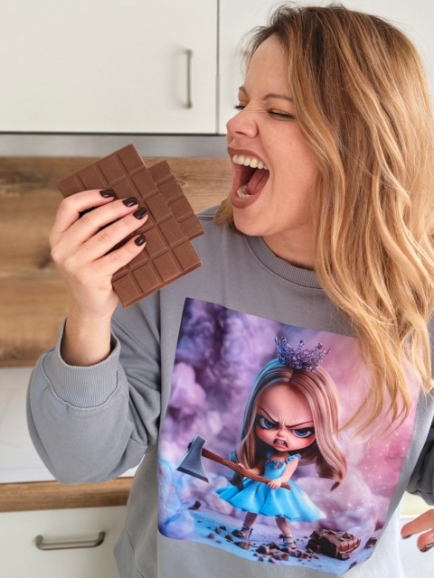 Bluza na prezent z grafiką na zamówienie – kobieta prezentuje przykładowy nadruk w humorystycznej scence