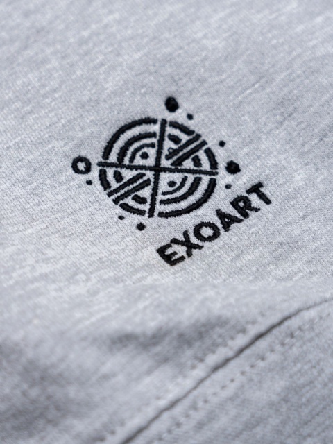 Detal - haftowane logo EXOART na naszych bluzach jest gwarancją oryginalności Detal - haftowane logo EXOART na naszych bluzach jest gwarancją oryginalności