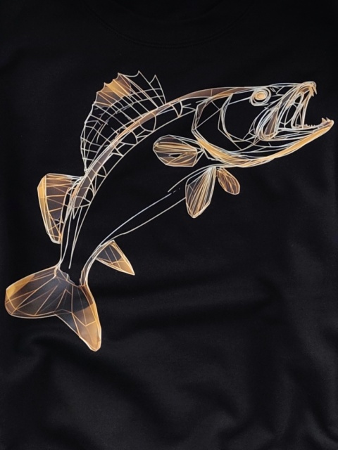 Zbliżenie na nadruk na bluzie wędkarskiej od firmy EXOART