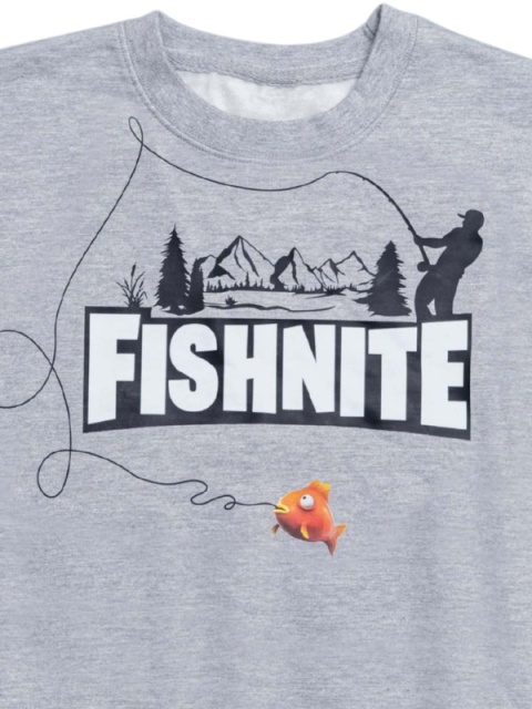 Zbliżenie autorskiej grafiki FISHNITE z napisem i wędkarskim motywem
